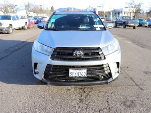 Used 2018 Toyota Highlander SE image 2