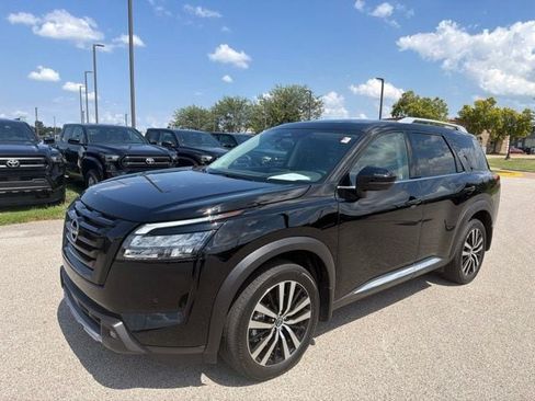 Used 2025 Nissan Pathfinder Platinum w/ Black Appearance Package AWD/4WD image 3