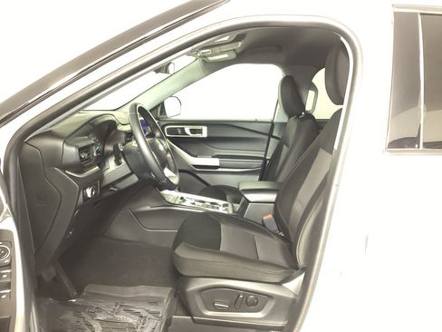 Used 2023 Ford Explorer XLT AWD/4WD image 17