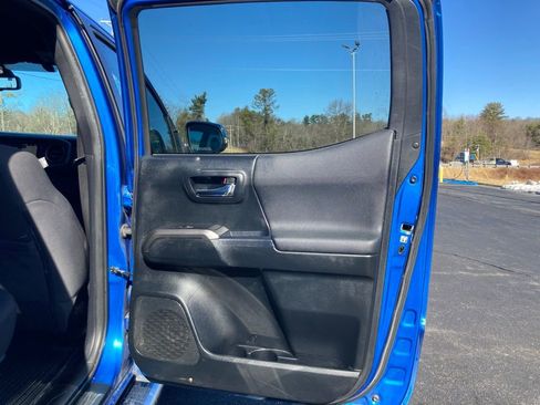 Used 2017 Toyota Tacoma TRD Sport w/ Tow Package (A/T) image 29