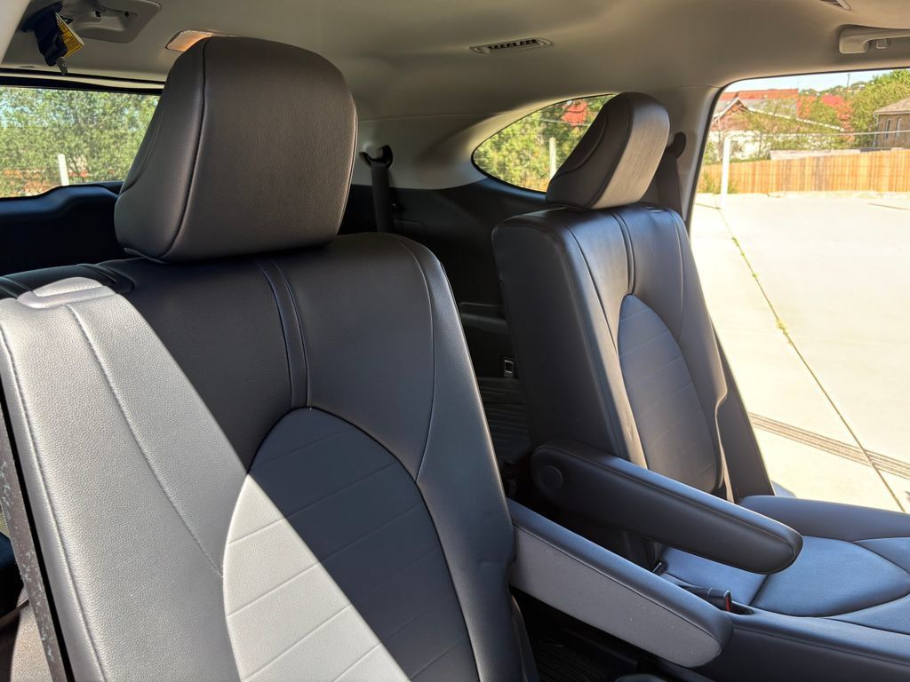 Used 2025 Toyota Highlander XLE AWD/4WD image 14