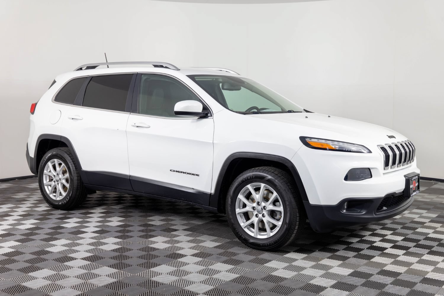 Used 2018 Jeep Cherokee Latitude Plus w/ Cold Weather Group AWD/4WD image 10