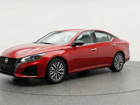 Used 2025 Nissan Altima 2.5 SV FWD image 3