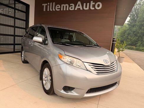 Used 2017 Toyota Sienna LE AWD/4WD image 1