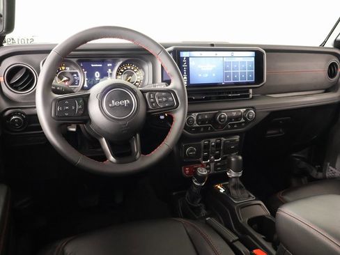 Used 2024 Jeep Gladiator Rubicon image 2