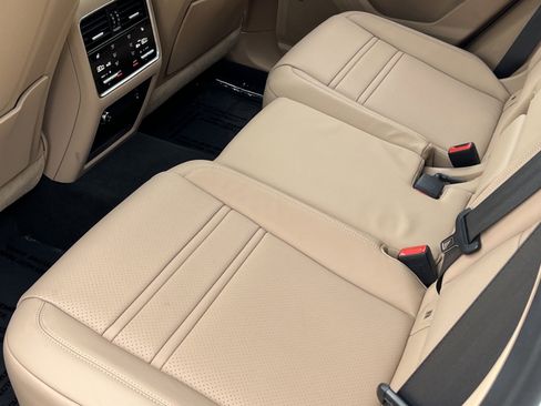 Certified 2023 Porsche Cayenne Platinum Edition image 18