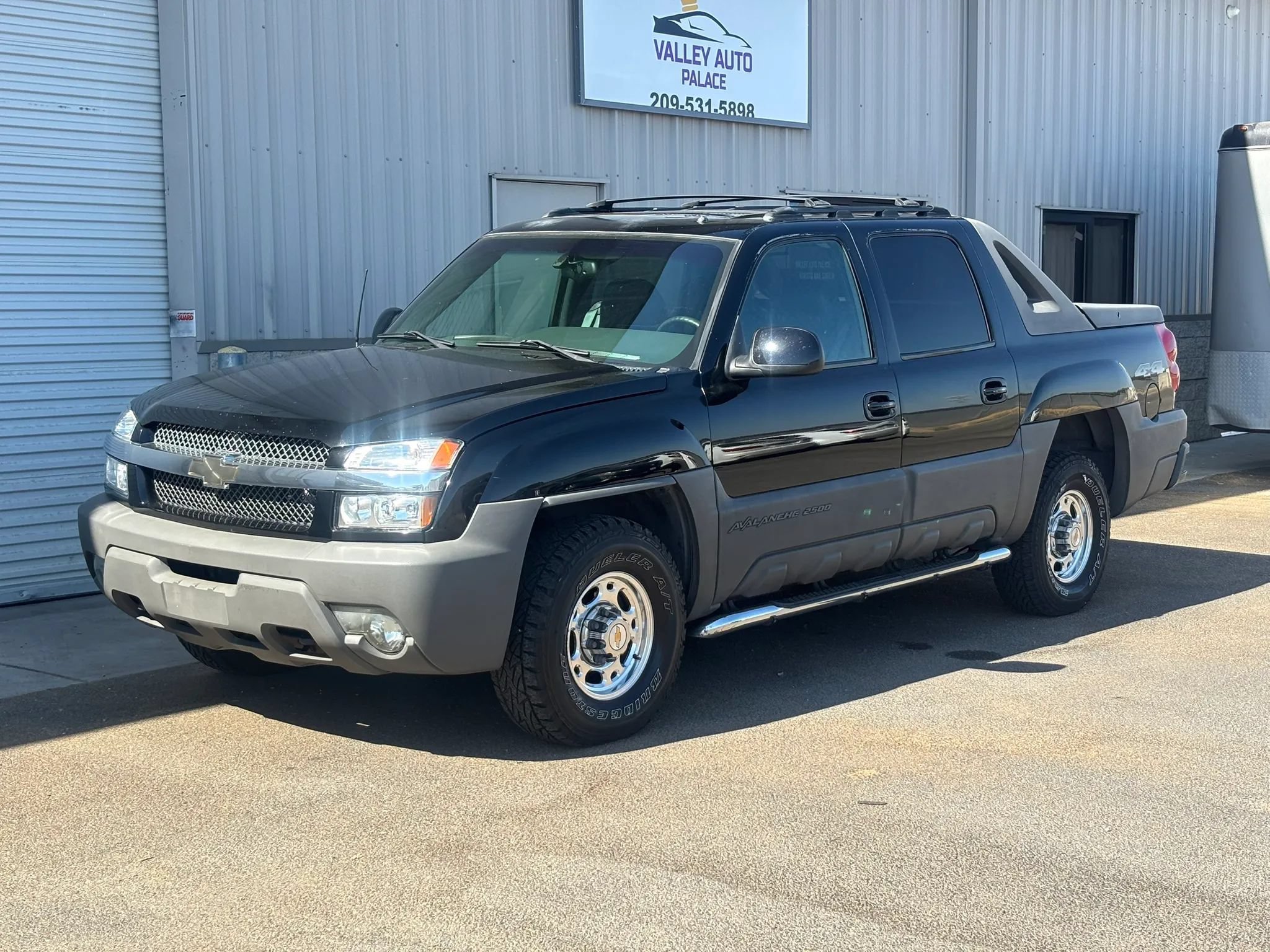 Used 2002 Chevrolet Avalanche 2500 w/ Convenience Pkg AWD/4WD image 8