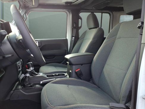 Used 2025 Jeep Wrangler Sahara image 19