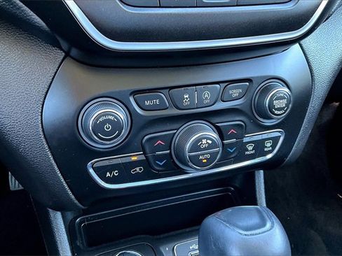Used 2019 Jeep Cherokee Trailhawk image 24