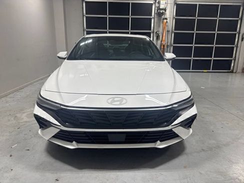 Certified 2025 Hyundai Elantra Limited FWD image 2