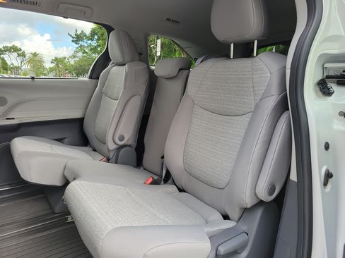Used 2021 Toyota Sienna LE w/ LE Plus Package FWD image 10
