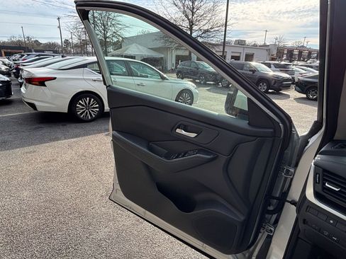 Used 2025 Nissan Rogue SV image 18