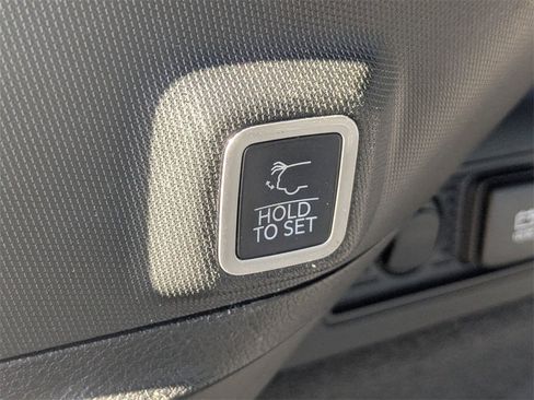 Used 2022 Jeep Grand Cherokee Overland w/ Luxury Tech Group IV image 35