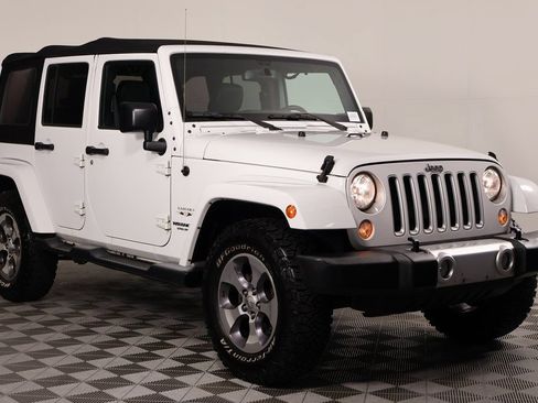 Used 2016 Jeep Wrangler Unlimited Sahara w/ Dual Top Group AWD/4WD image 3
