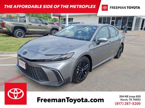 Used 2025 Toyota Camry SE w/ Convenience Package image 1