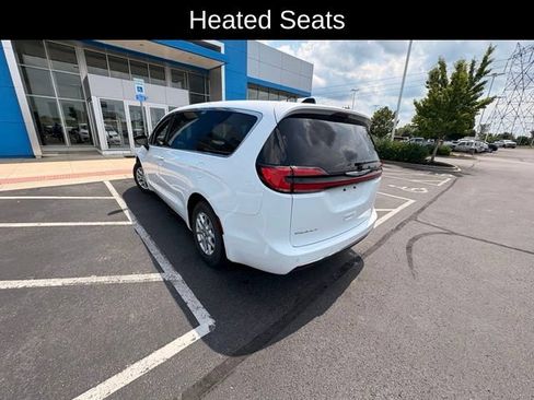 Used 2025 Chrysler Pacifica Select FWD image 3