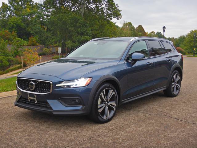 Used 2025 Volvo V60 B5 Cross Country Plus AWD/4WD image 1