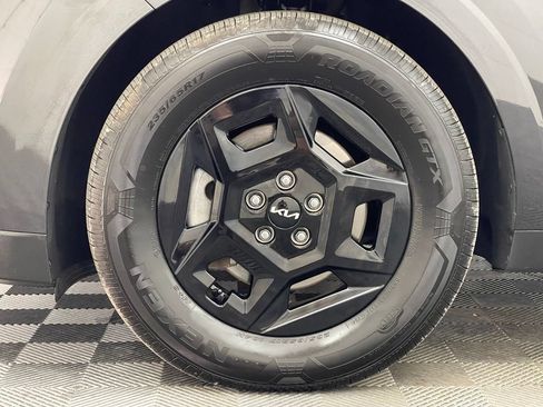 Used 2025 Kia Carnival FWD image 14