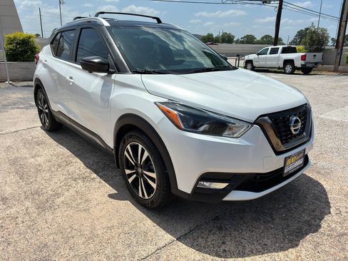 Used 2019 Nissan Kicks SR w/ SR Premium Package FWD image 8