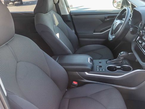 Used 2023 Toyota Highlander L image 15
