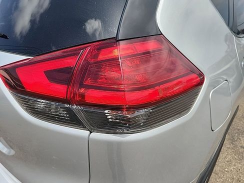 Used 2017 Nissan Rogue SV FWD image 14
