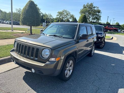 Used 2016 Jeep Patriot Latitude AWD/4WD image 9