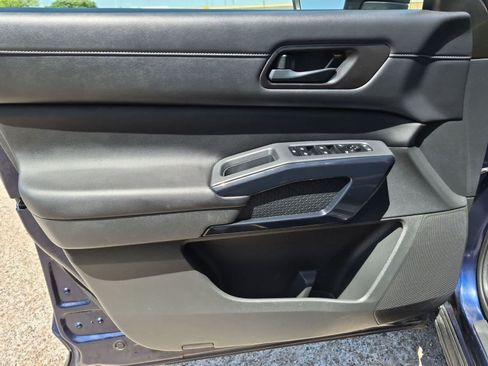 Used 2025 Nissan Pathfinder SV FWD image 21