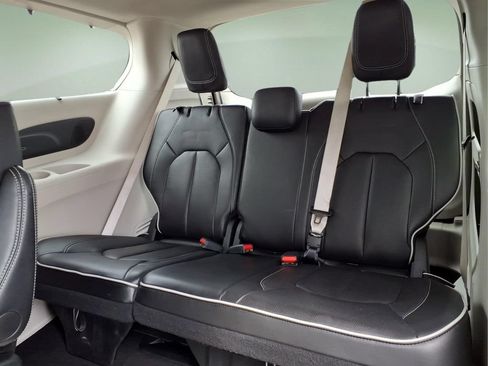 Used 2024 Chrysler Pacifica Limited FWD image 19