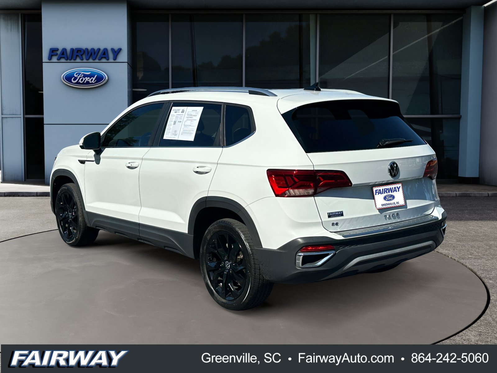 Used 2024 Volkswagen Taos SE w/ Panoramic Sunroof Package FWD image 4