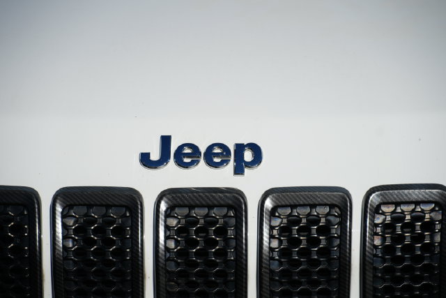 Used 2019 Jeep Cherokee Latitude Plus w/ Cold Weather Group AWD/4WD image 6