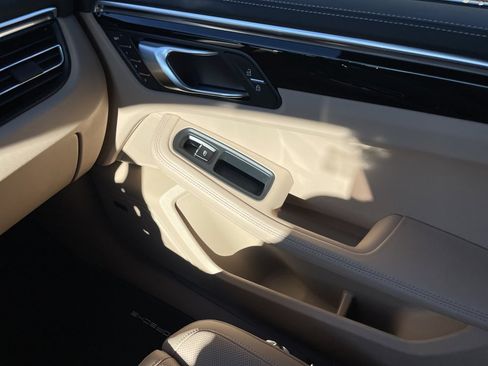 Certified 2023 Porsche Macan image 31