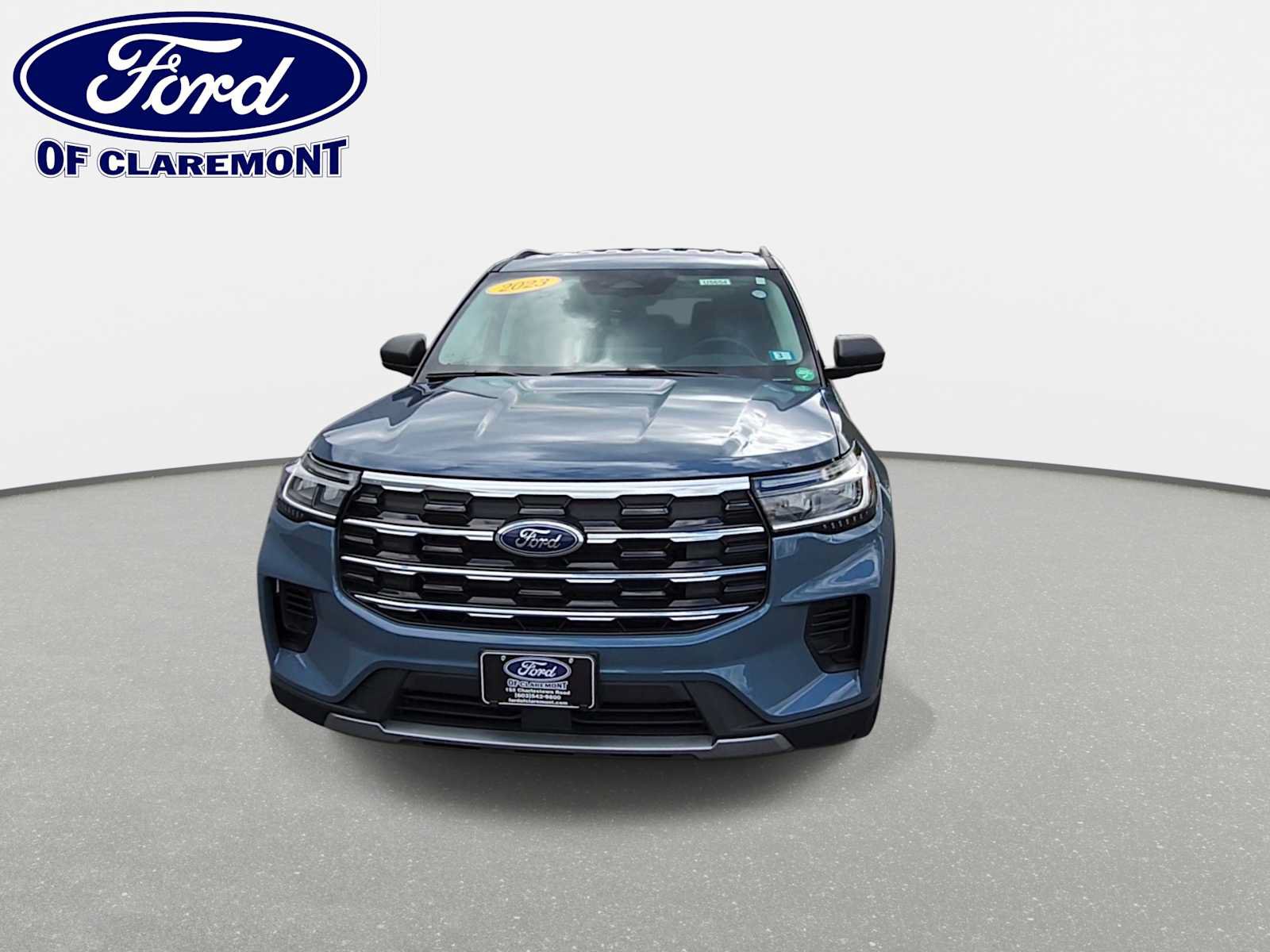 Used 2025 Ford Explorer Active AWD/4WD image 3