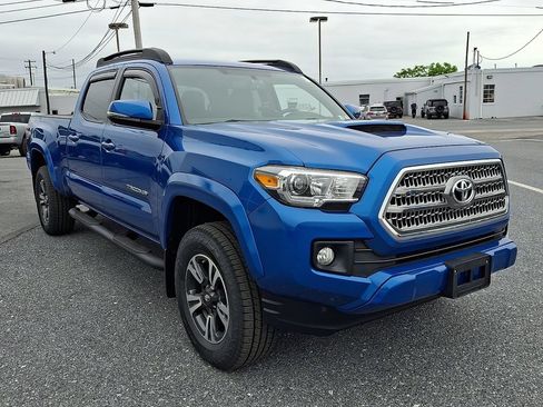 Used 2017 Toyota Tacoma TRD Sport w/ Premium & Technology Package AWD/4WD image 3