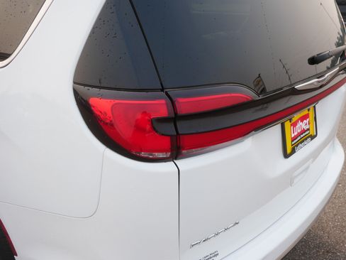Used 2022 Chrysler Pacifica Touring-L FWD image 17