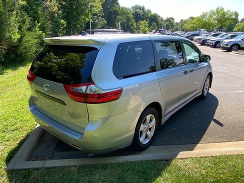 Used 2020 Toyota Sienna L FWD image 32