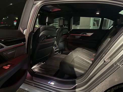 Used 2021 BMW 750i xDrive w/ Executive Package image 9