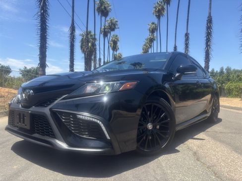 Used 2022 Toyota Camry SE FWD image 1