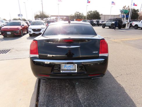 Used 2017 Chrysler 300 Limited w/ Value Package image 13