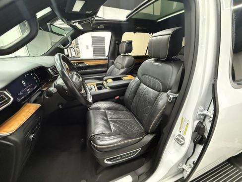 Used 2022 Jeep Grand Wagoneer Series III image 12