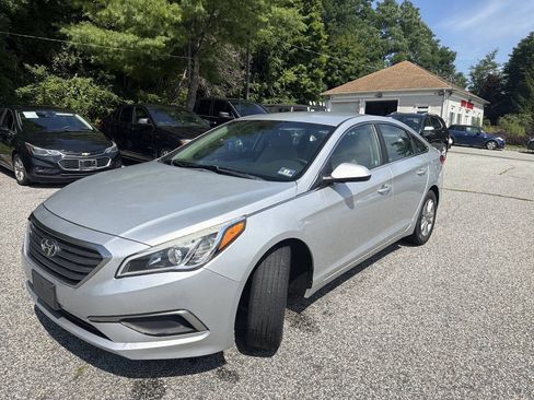 Used 2017 Hyundai Sonata SE FWD image 2