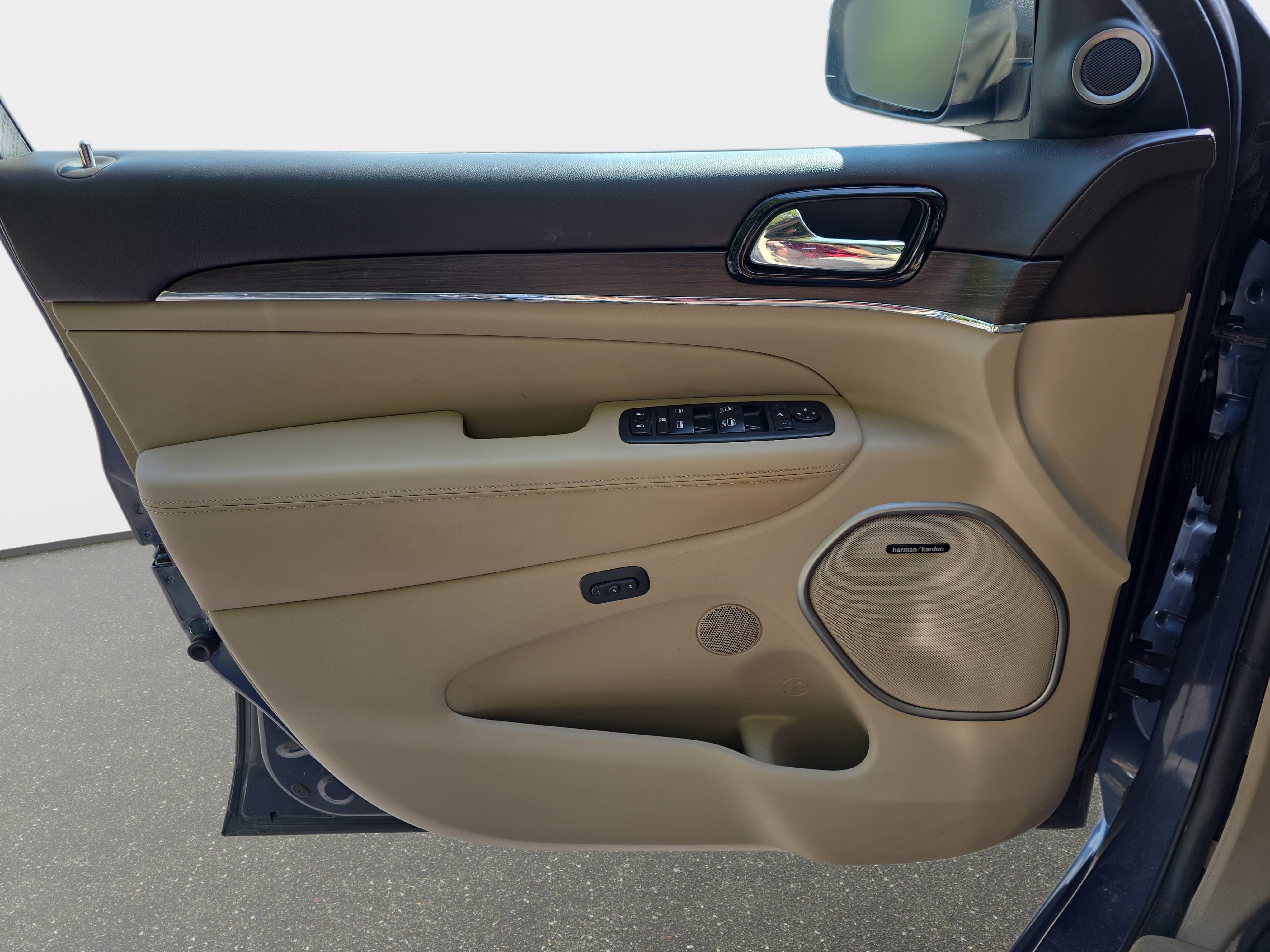 Used 2020 Jeep Grand Cherokee Overland AWD/4WD image 8