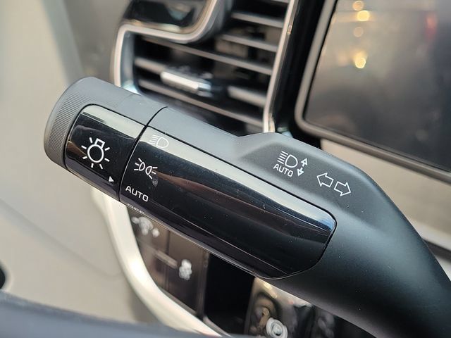 Used 2025 Kia Sportage EX FWD image 18