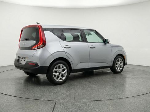Used 2025 Kia Soul LX w/ LX Technology Package FWD image 9