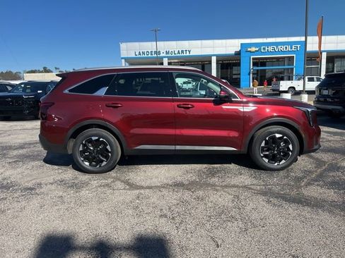 Used 2025 Kia Sorento S image 2