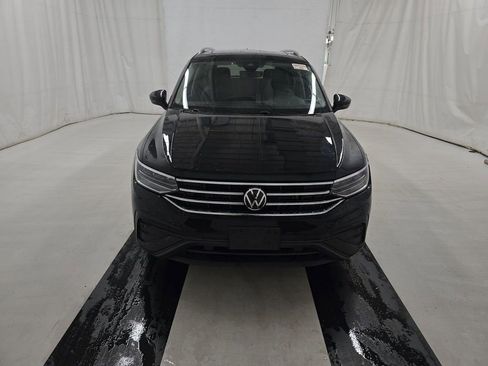Used 2022 Volkswagen Tiguan SE w/ Panoramic Sunroof Package image 2