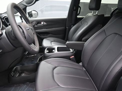 New 2026 Chrysler Pacifica Select image 13