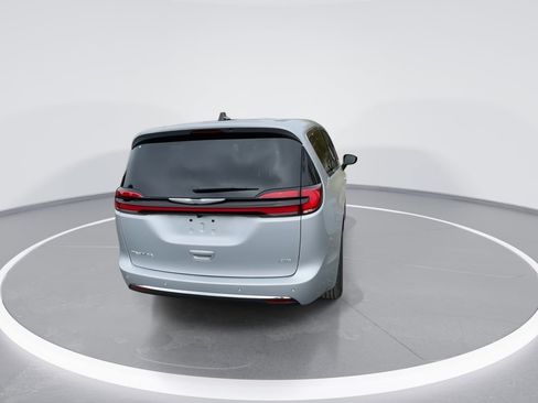 New 2026 Chrysler Pacifica Select image 7