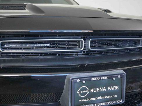 Used 2019 Dodge Challenger SXT image 5