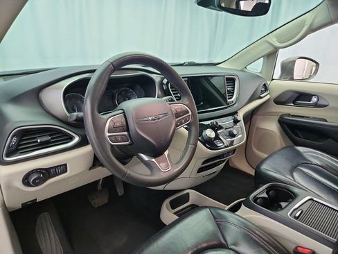 Used 2022 Chrysler Pacifica Touring-L FWD image 9