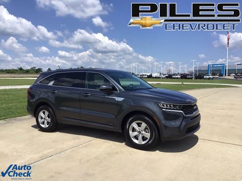 Used 2023 Kia Sorento LX image 1